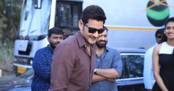 Mahesh kisses director vamshi