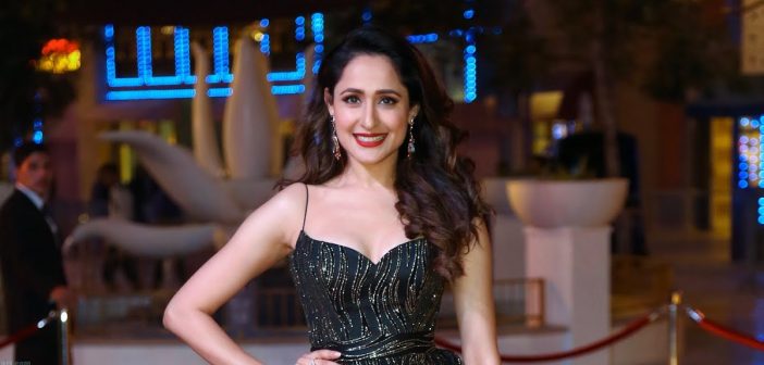 pragya jaiswal new stunning look